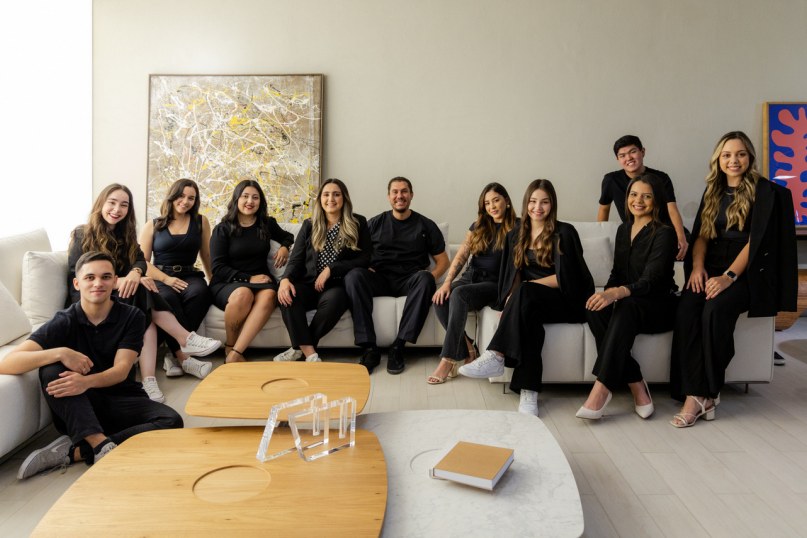 Equipe da 942 Arquitetura reunida no escritório